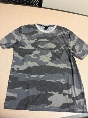 Vintage Oakley Men's Gray Camouflage Short Sleeve Tee